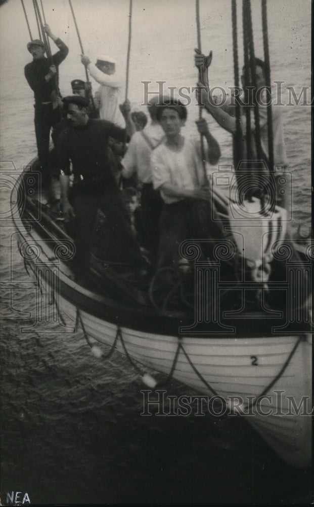 1927 Press Photo Rescue of crew of Sagahund sunk by liner Veendam - Historic Images