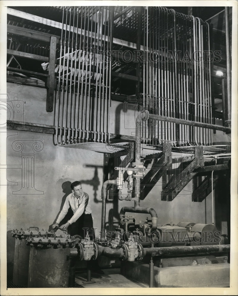 1943 Press Photo US Rubber Co at Institute W VA rubber latex tanks - Historic Images