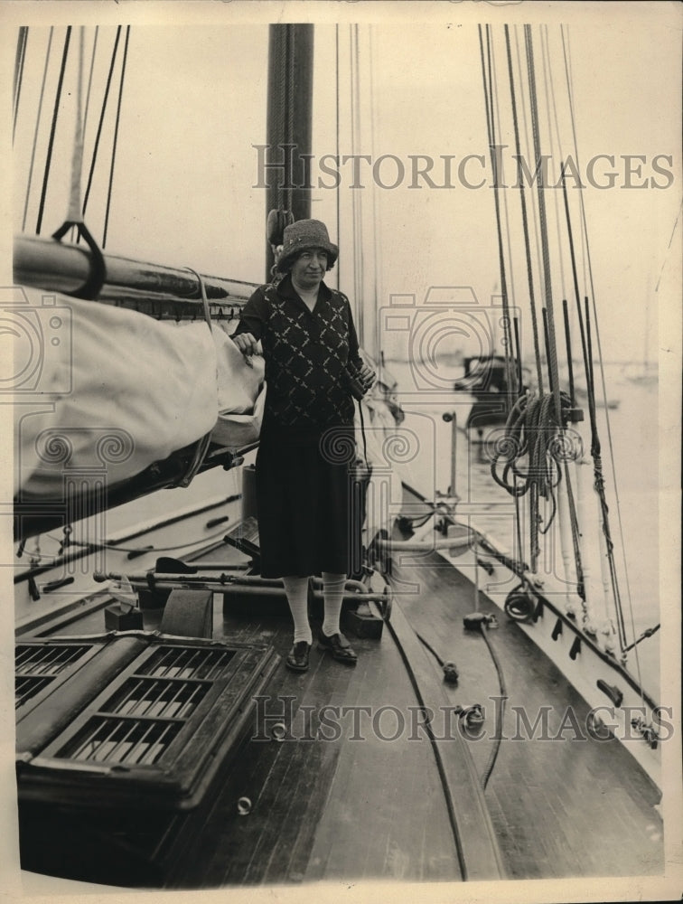 1926 Press Photo Mrs Milton Hesselberger on schooner Jubile - Historic Images