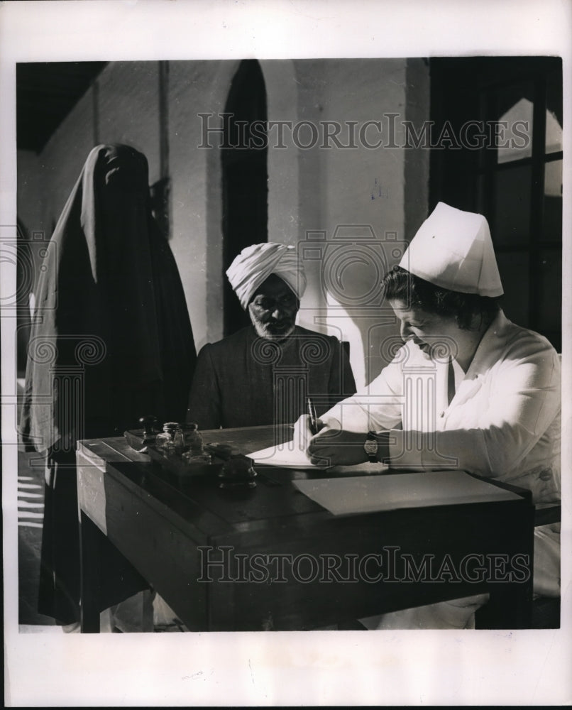 1953 Press Photo Tabinda & father at Lahore Hospital in Pakistan - Historic Images