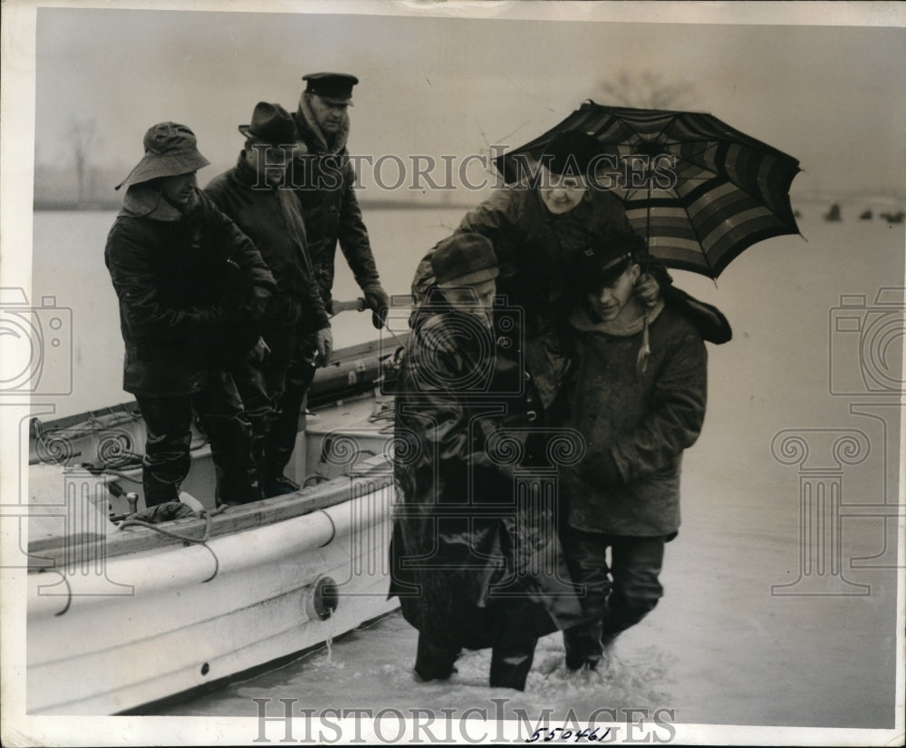 1940 Press Photo Rochester NY Woman evacuated from spring flooding - Historic Images