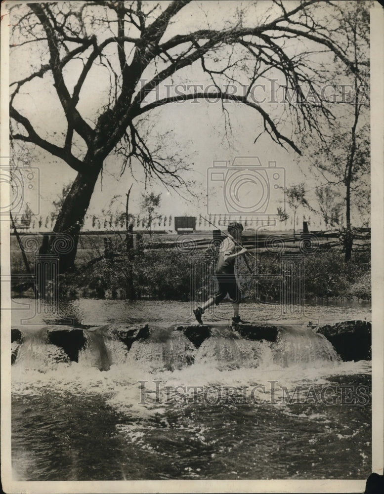 1929 Press Photo Young boy with fishing rod at Kansas City Mo-Historic Images