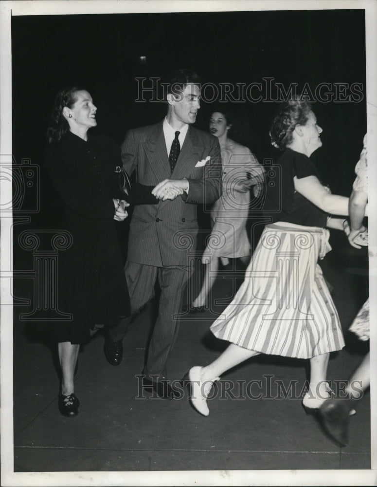 1946 Press Photo George Young and Joan MacCarthy square dancing in NY - Historic Images