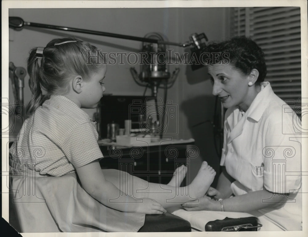 1959 Press Photo Dr Elizabeth Roberts podiarist &amp; a child patient - Historic Images