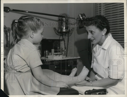 1959 Press Photo Dr Elizabeth Roberts podiarist & a child patient - Historic Images