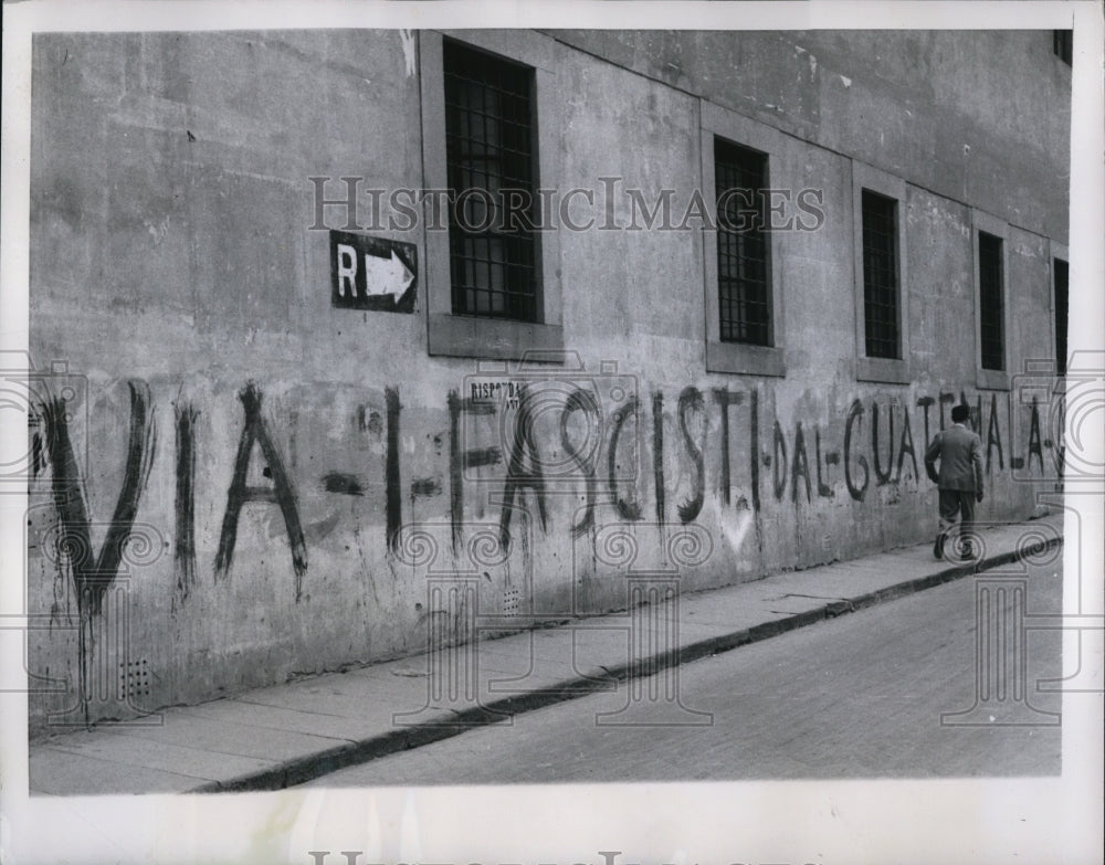 1954 Press Photo Florence Italy Fascists  go out of Guatemala grafitti - Historic Images