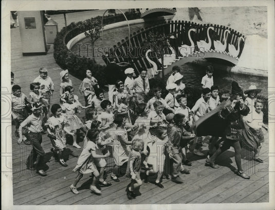 1933 Press Photo David Johnson Pied Piper of Hamlin at Chicago's World's Fair - Historic Images
