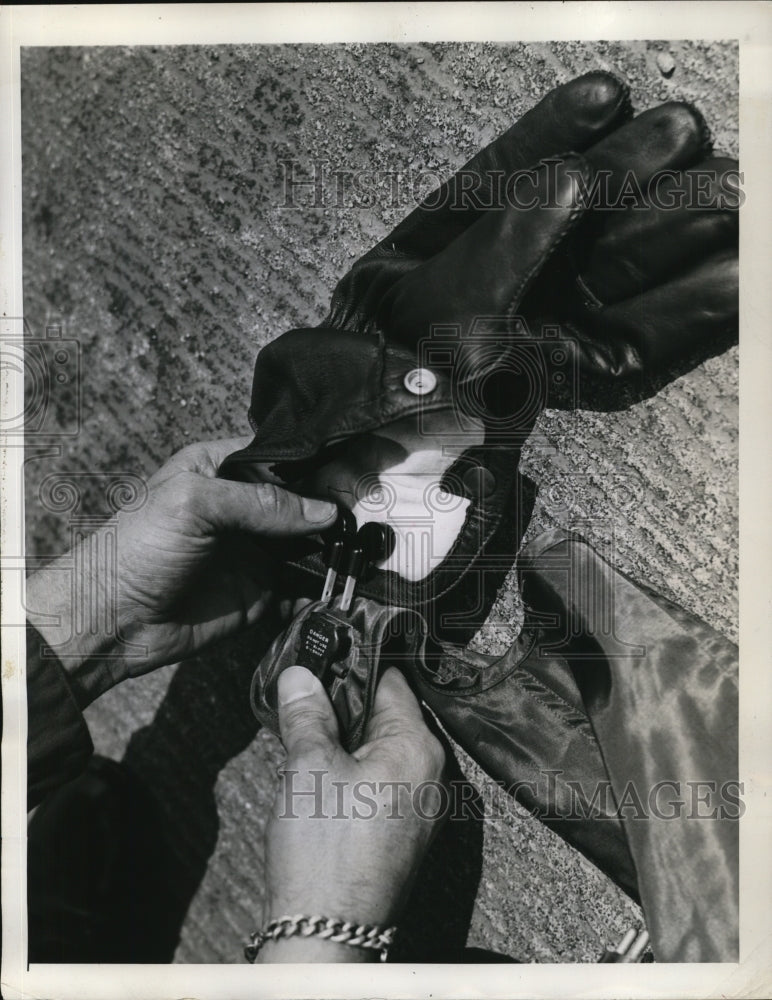 1945 Press Photo Electrically Warmed Capeskin Gloves Plug Into Wired Army Suit-Historic Images