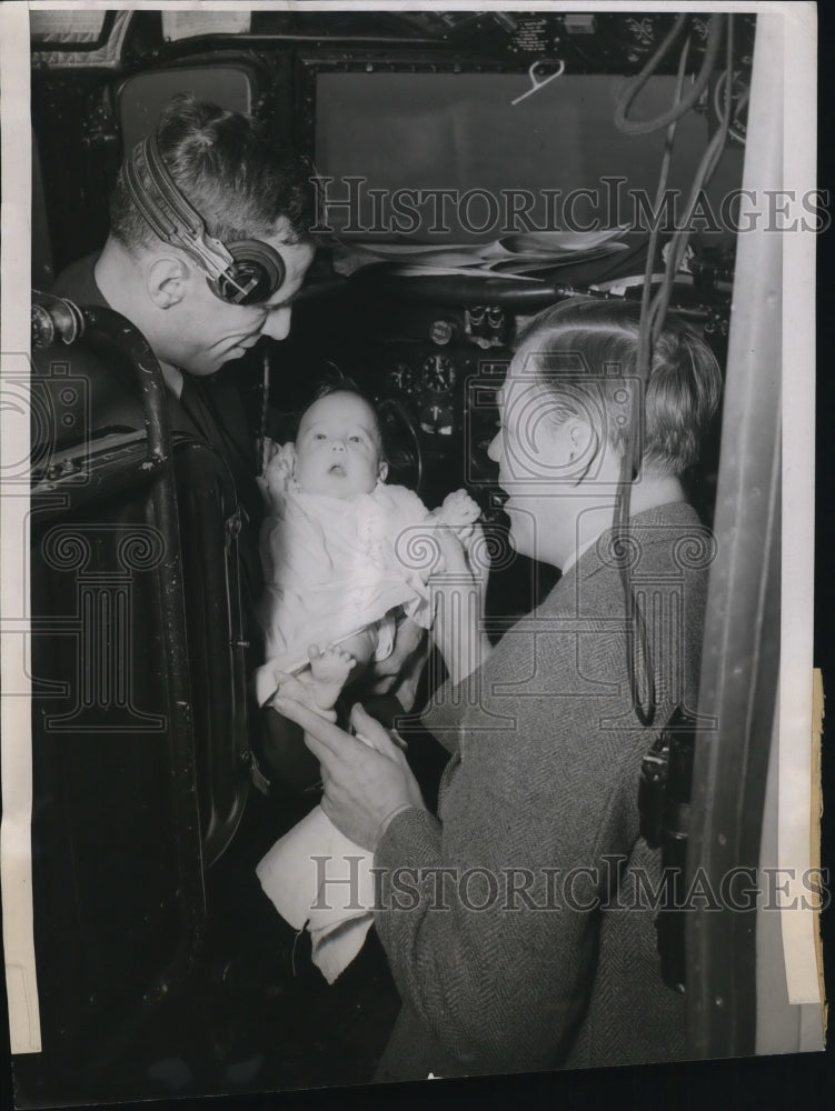 1946 CBS commentator John Adams, Capt Clyde Proper & baby - Historic Images