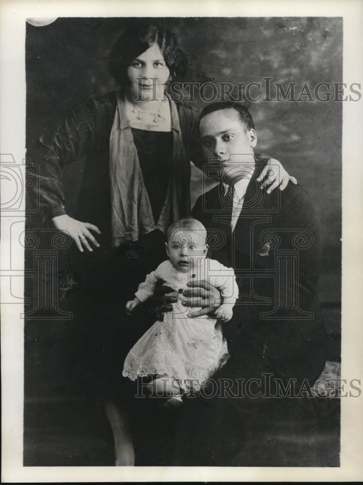 1935 Press Photo Mrs Phillip Augustino with husband &amp; son Ernest - Historic Images