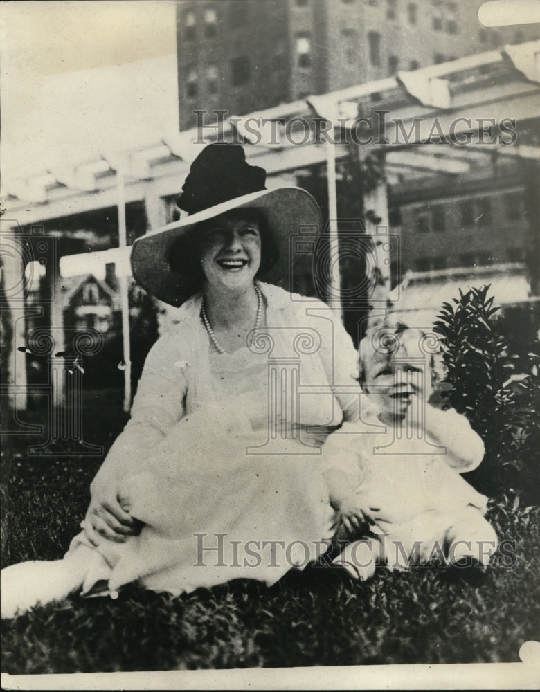 1937 Press Photo Flo Leeds and Baby Guy Leeds Stillman - Historic Images