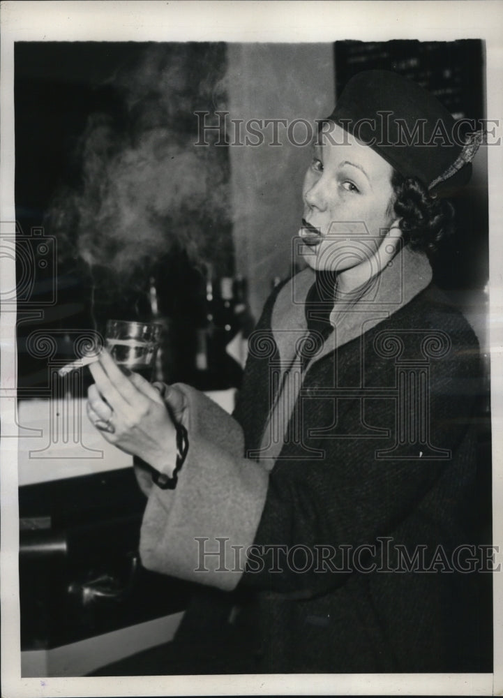 1938 Press Photo Vagabond Coed Jean Lackey at a bar in Paris-Historic Images
