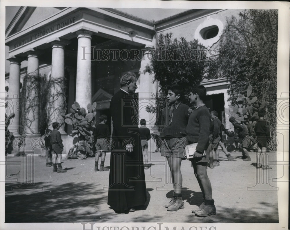 1947 Press Photo Father Antonio, Mayor Aldo Sonzio, Gino Bromci, Boys Town Italy - Historic Images