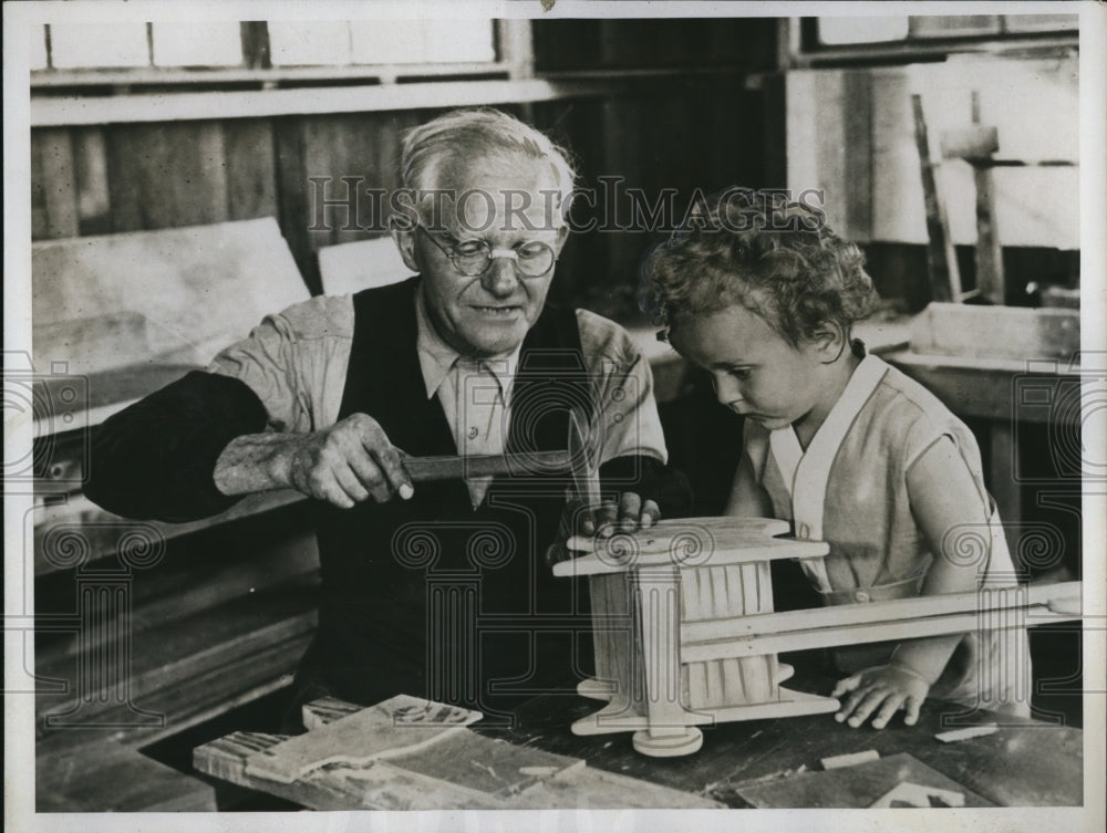 1934 Press Photo Sera Toy Project Worker William Trau, Robert Archambeauly - Historic Images