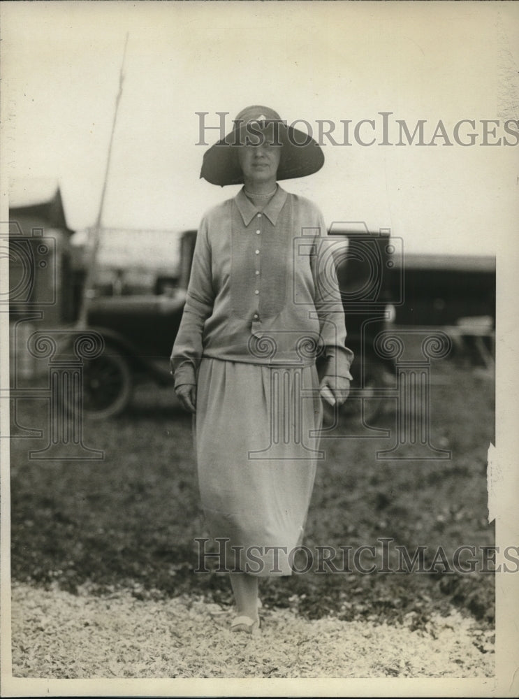 1929 Press Photo Mrs. J. Nelson Steele of Nendham, New Jersey at Far Hills, New - Historic Images