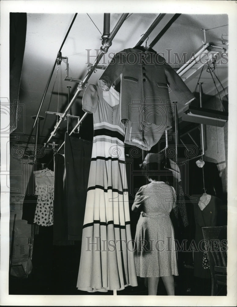 1941 Press Photo Electric conveyor in dry cleaner shop. - Historic Images