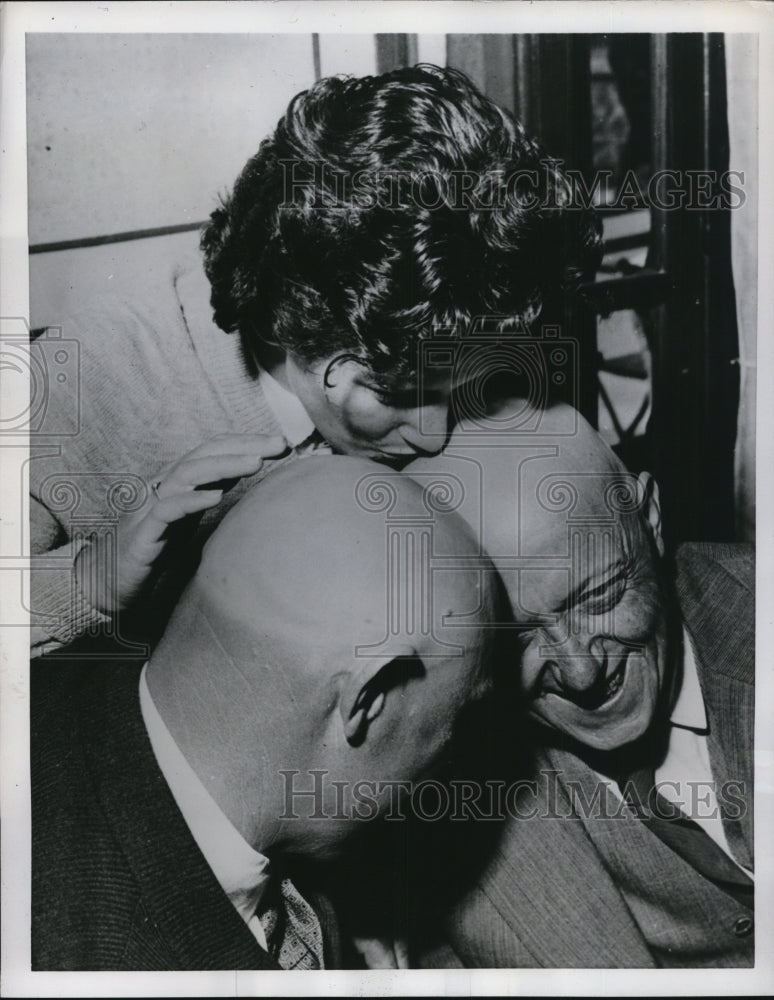 1955 Press Photo Two competitors in the baldest man in town competition in - Historic Images