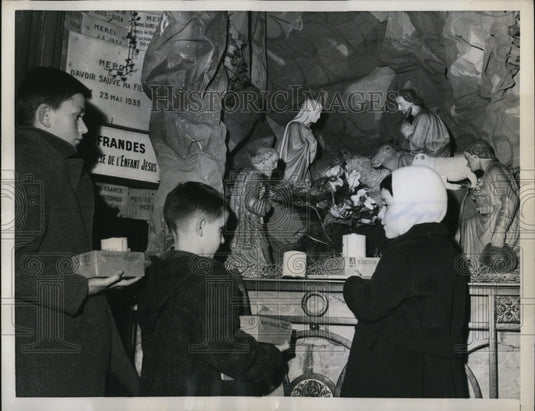 1959 Press Photo Paris FranceYoungsters at a church for New Year's celebration - Historic Images