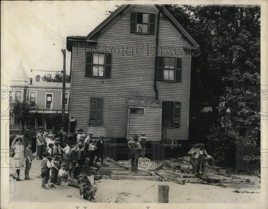 1924 Press Photo Frank Anton Funcke, Harvard scientist, refuses to vacate house. - Historic Images