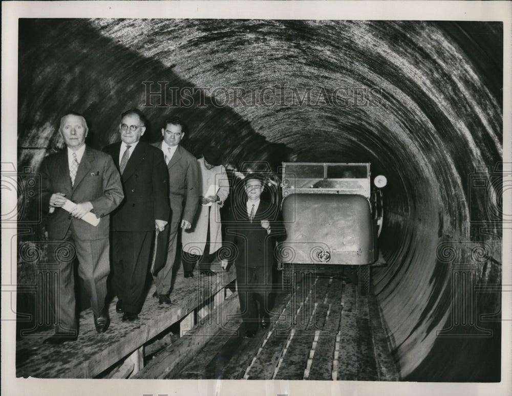 1961 Press Photo Parisian officials are shown inaugurating the 12-foot high - Historic Images