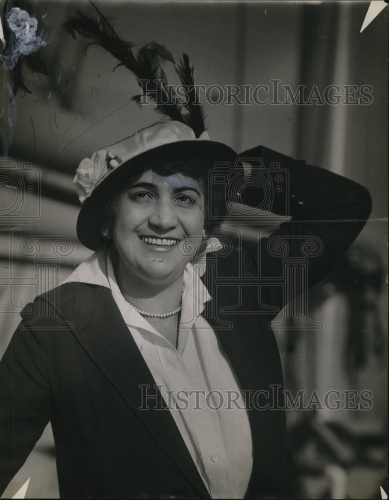 1915 Press Photo Mrs Martha Golden - Historic Images