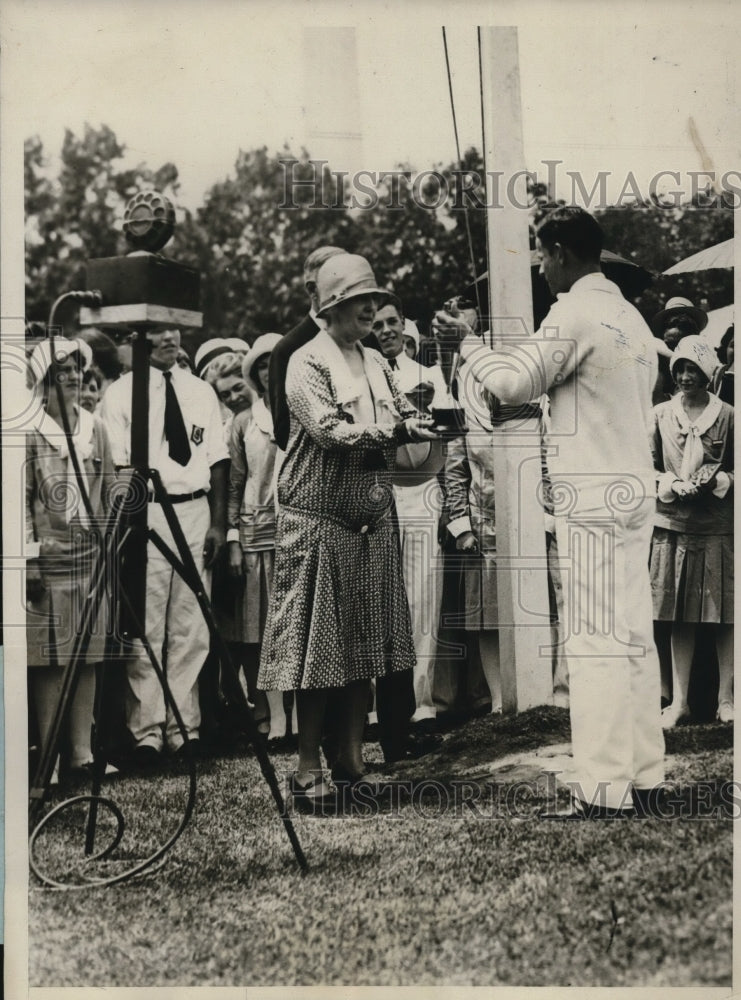 1929 Press Photo Mrs Hoover gives trophy to Jog=hn C Jackson for 4-H Clubs - Historic Images