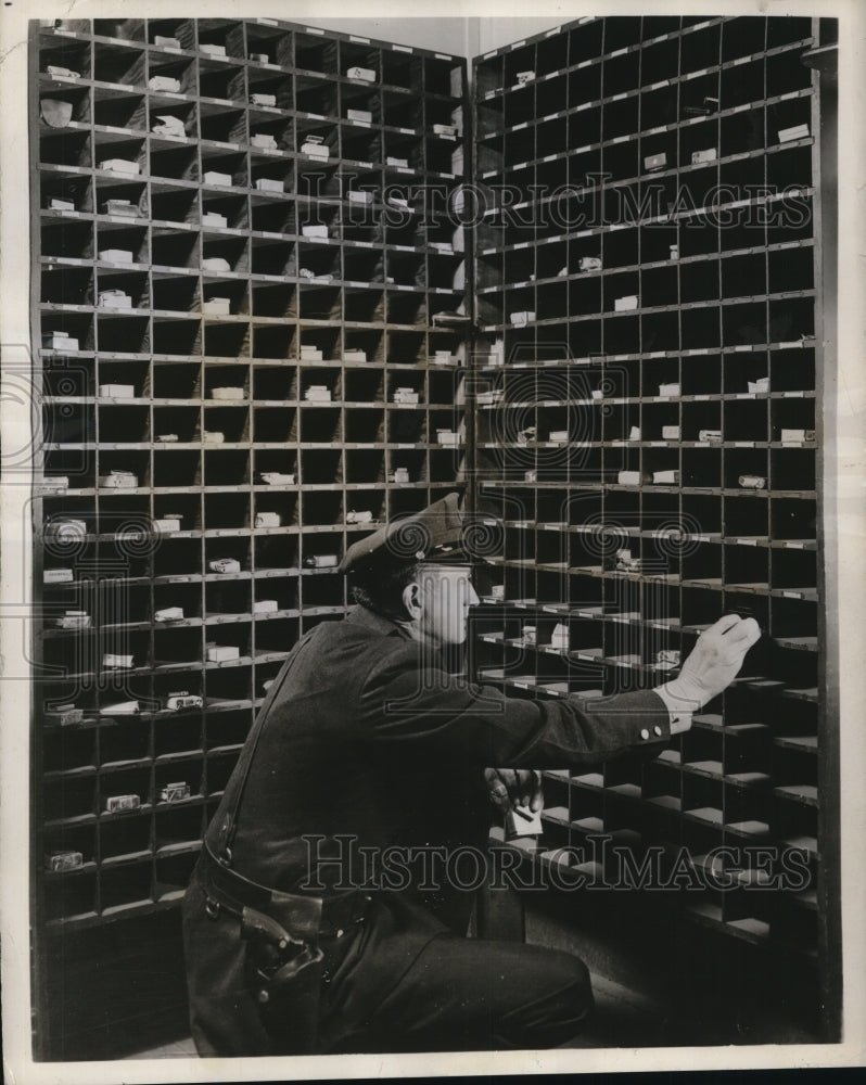 1947 Press Photo Guard at Gulf&#39;s Philadelphia refinery holding room flamables - Historic Images