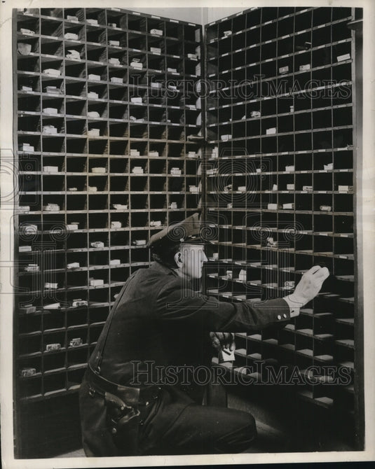 1947 Press Photo Guard at Gulf's Philadelphia refinery holding room flamables - Historic Images