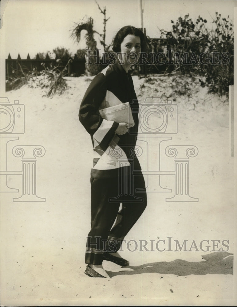 1929 Press Photo Mrs William Woods Plankinton at Sea Spray Beach in Fla - Historic Images