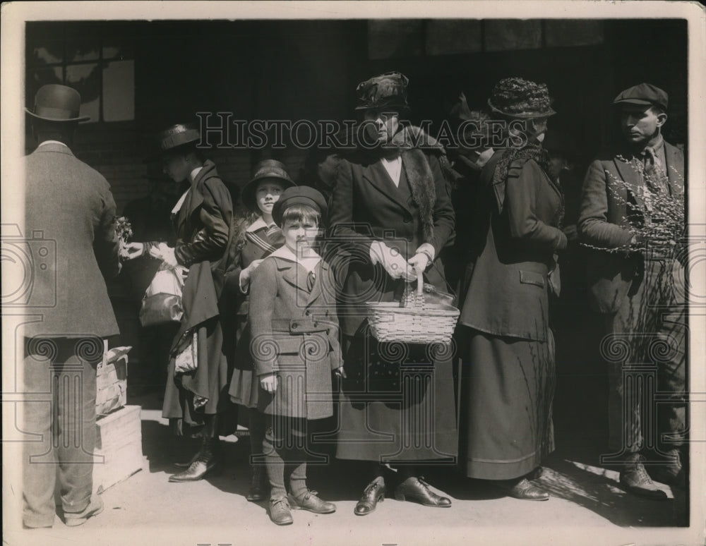 1929 Press Photo Mrs. David Franklin Hourton and children on marketing tour - Historic Images