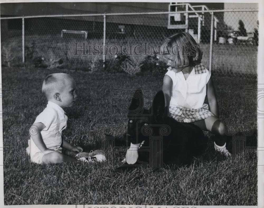 1959 Press Photo Law Dog Bruce with Debra &amp; Steven Zweifel - Historic Images