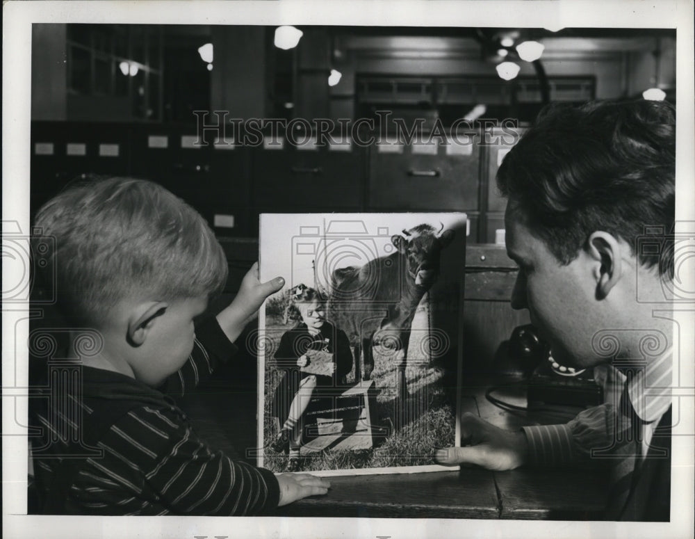 1941 Press Photo Young Child Looking at a Picture with an Adult - Historic Images