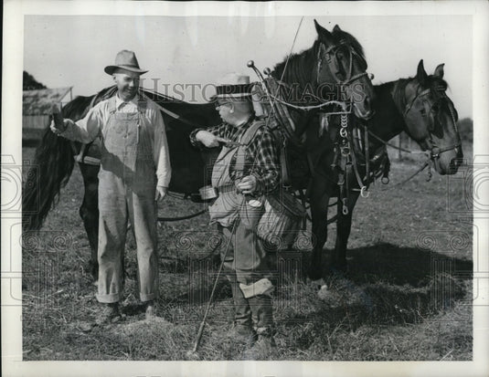 1940 Press Photo Angry Farmer Jack Allen with Fred Wegner - Historic Images