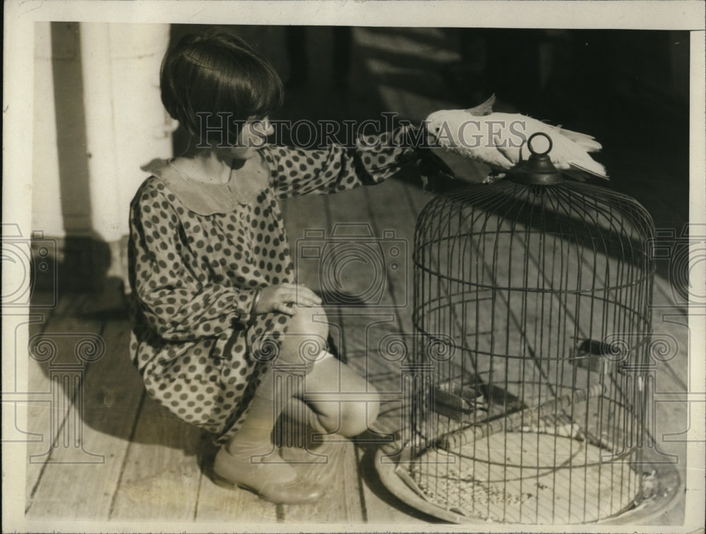 1927 Press Photo Betty the parrot &amp; Marion McKamie of LA Calif - Historic Images