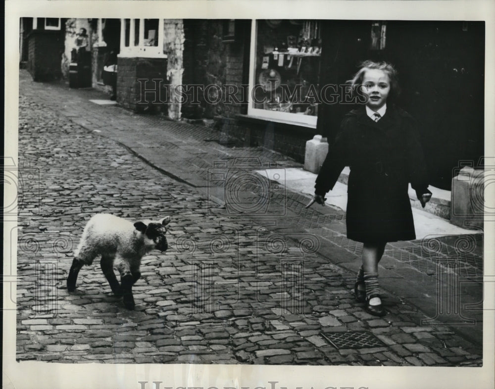 1961 Press Photo Petworth W Sussex England Coranne De Cartier &amp; her pet lamb - Historic Images