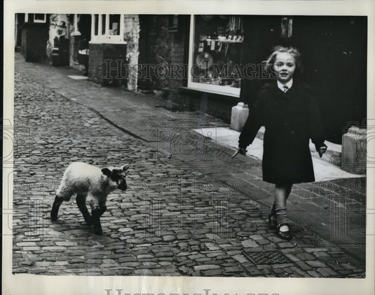 1961 Press Photo Petworth W Sussex England Coranne De Cartier & her pet lamb - Historic Images