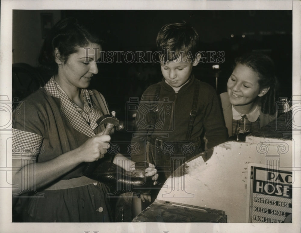 1940 Press Photo Mrs Adalyne Darenberg with kids Earle &amp; beth at cobbler shop - Historic Images