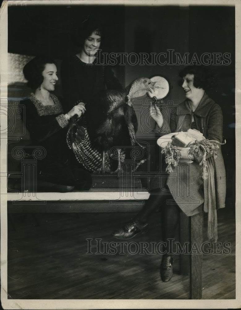 1922 Press Photo The Harding Girls' Club send a Thanksgiving turkey to President - Historic Images