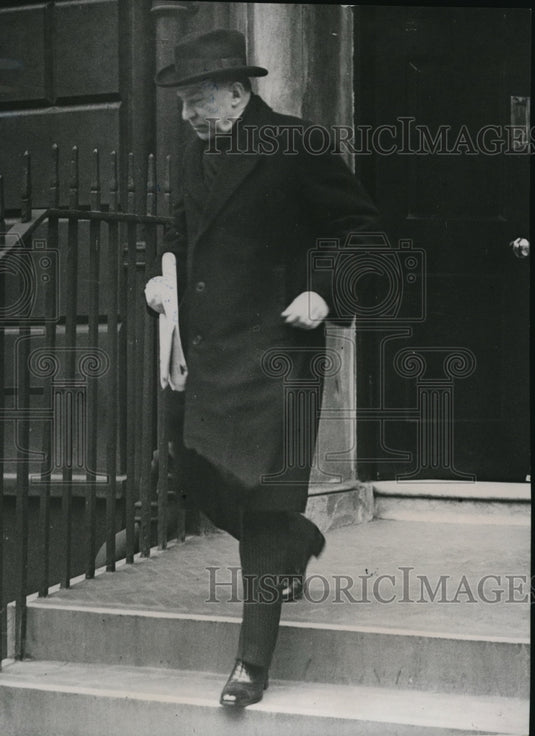 1938 Press Photo Sir Robert Vansittart Leaving Home of Anthony Eden - Historic Images