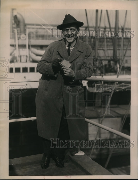 1922 Press Photo Baron Clemens Van Badowitz-nei displaying cigarette case - Historic Images