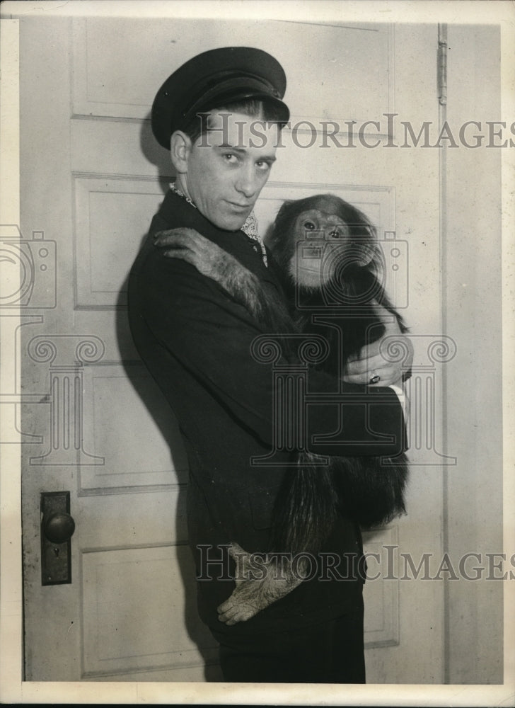 1937 Press Photo Toto the chimpanzee and his keeper - Historic Images