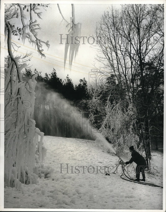 1970 Press Photo Berlin Germany Devil Mountain gets snow applied artificially - Historic Images