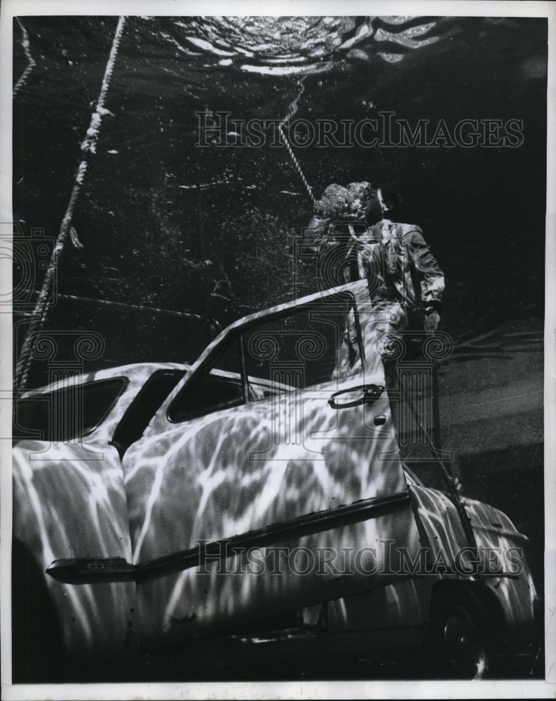 1960 Press Photo Phillip Amero diving in Seaquarim tank in experiment - Historic Images