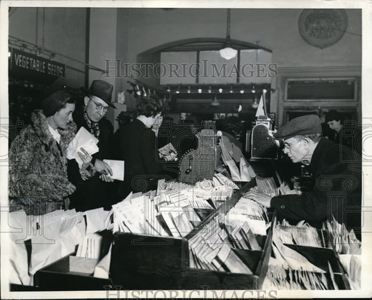 1943 Press Photo Customers in a Chicago Seed Store - Historic Images