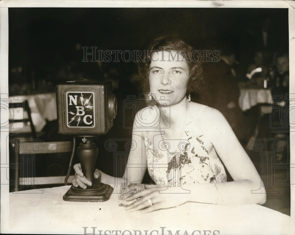 1931 Press Photo Emily Vanderbilt at Red & White Ball NBC Broadcast Rhode Island - Historic Images