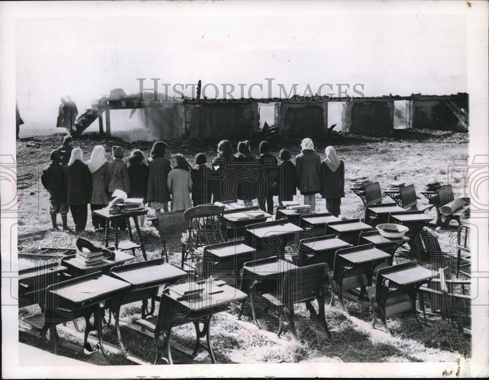 1946 Press Photo Children Saves from Burning Schoolhouse, Bethel Township, PA - Historic Images