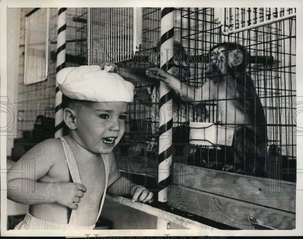 1962 Press Photo Ronald Stephen Kuntz visit pet shop in Fort Lauderdale, Florida - Historic Images