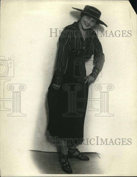 1923 Press Photo Vivian Haynes and the Boycott shoe, open work variety of shoe - Historic Images