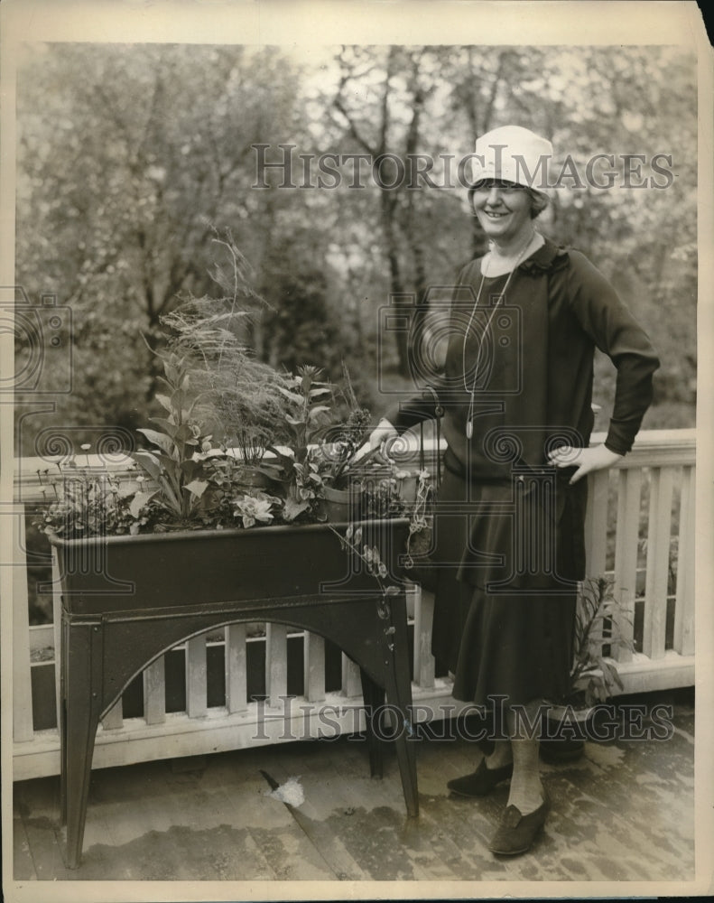 1928 Press Photo Mrs. Herbert Hoover at Her Home in Washington D.C. - Historic Images