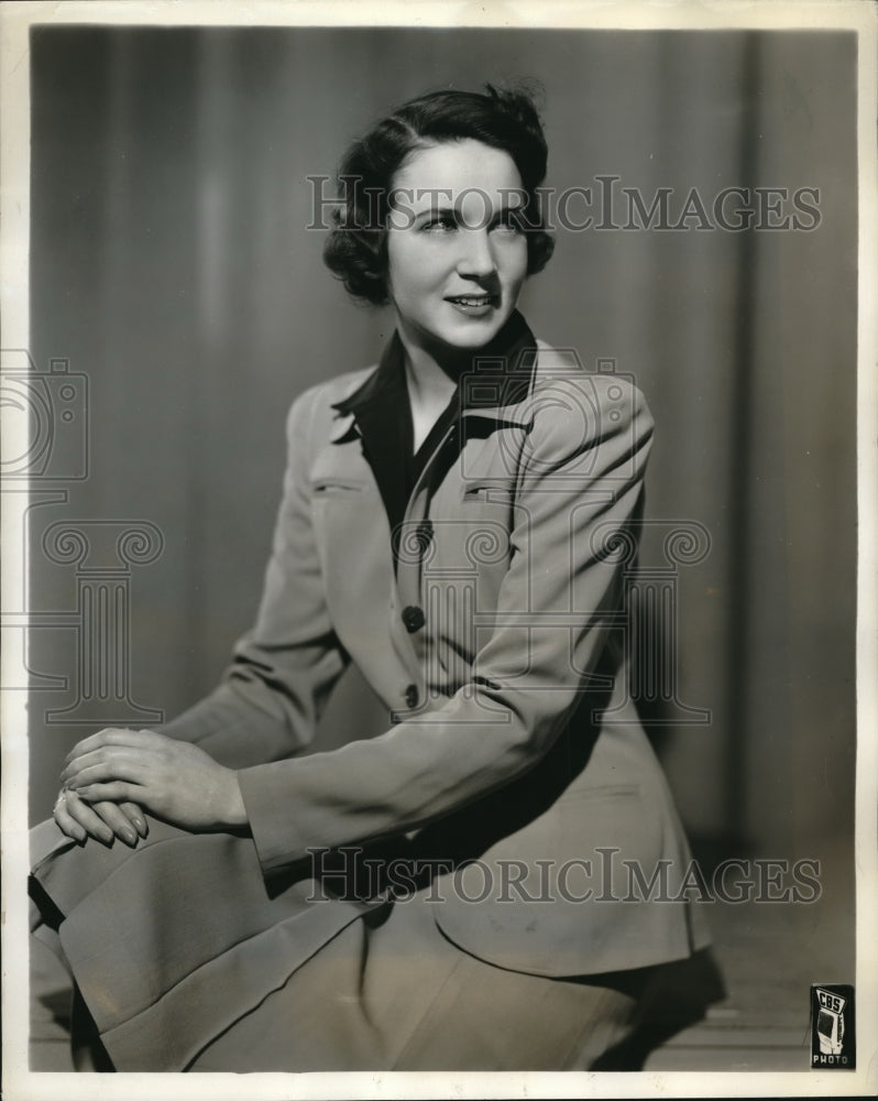 1941 Press Photo Carolyn Rose Emerson in Hymns of All Churches, shown of CBS - Historic Images